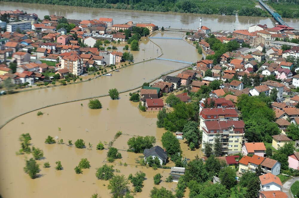 Inundatiile record din Balcani au facut peste 44 de morti si mii de sinistrati. In Bosnia a plouat in 3 zile cat in 3 luni - Imaginea 9