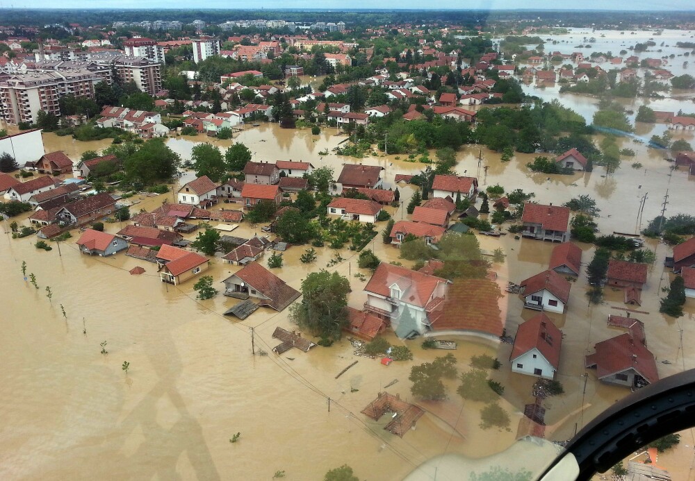 Inundatiile record din Balcani au facut peste 44 de morti si mii de sinistrati. In Bosnia a plouat in 3 zile cat in 3 luni - Imaginea 8