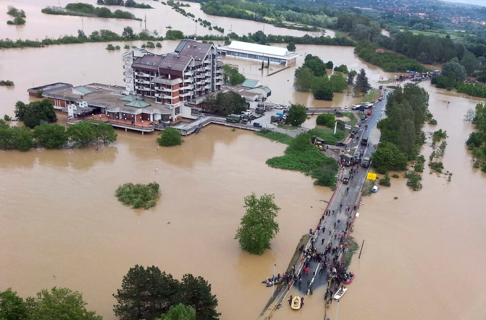 Inundatiile record din Balcani au facut peste 44 de morti si mii de sinistrati. In Bosnia a plouat in 3 zile cat in 3 luni - Imaginea 6