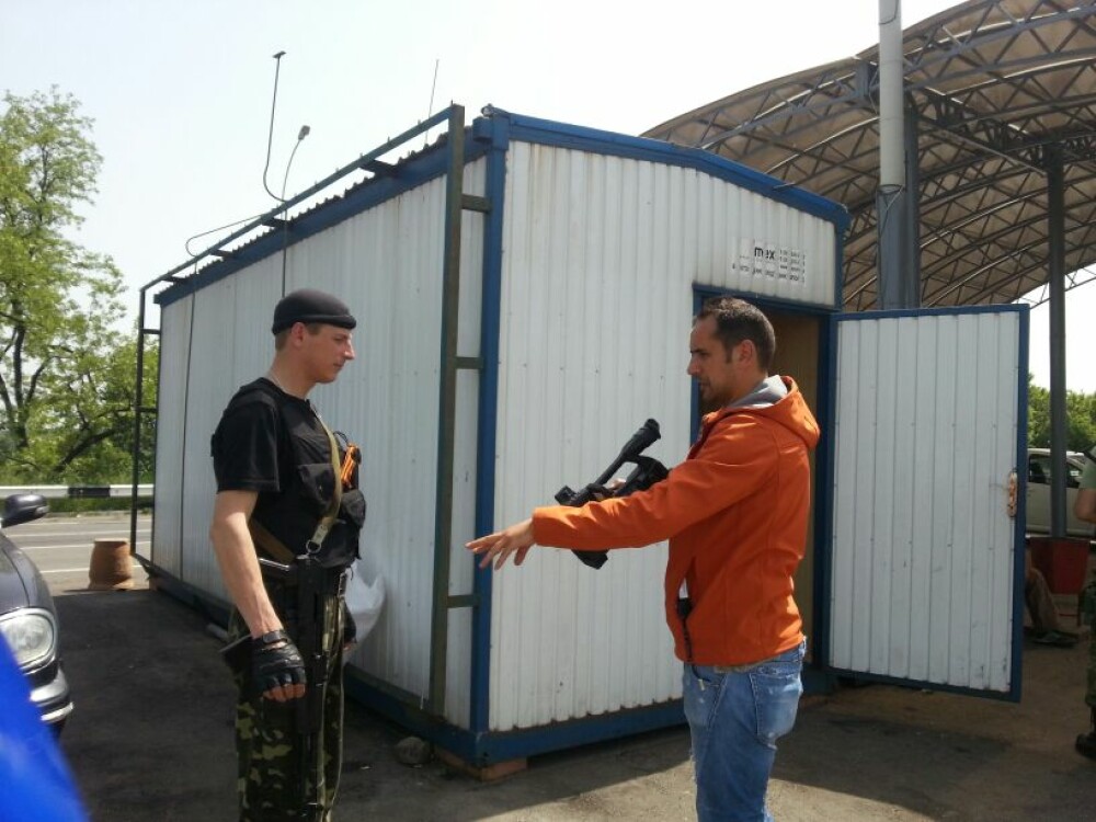 Ioana Cosma transmite din Donetk. CAMERA ASCUNSA: Cum reactioneaza soldatii pro-rusi cand aud de americani - Imaginea 26