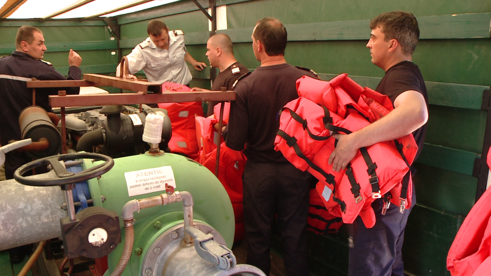 Pompierii timiseni le sar in ajutor sarbilor! Mai multe echipaje au plecat spre Serbia, cu motopompe, barci si autocamioane - Imaginea 3