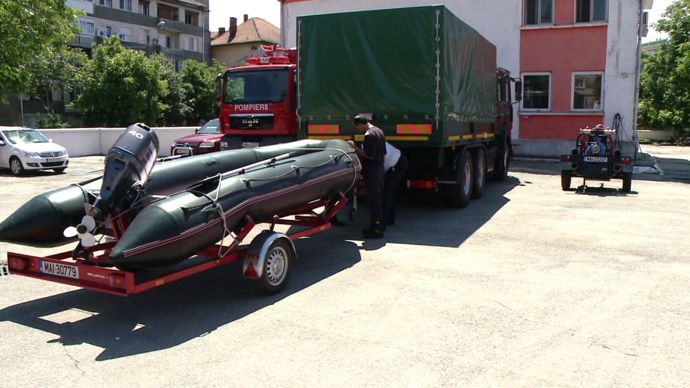 Pompierii timiseni le sar in ajutor sarbilor! Mai multe echipaje au plecat spre Serbia, cu motopompe, barci si autocamioane - Imaginea 8