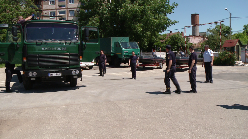 Pompierii timiseni le sar in ajutor sarbilor! Mai multe echipaje au plecat spre Serbia, cu motopompe, barci si autocamioane - Imaginea 9