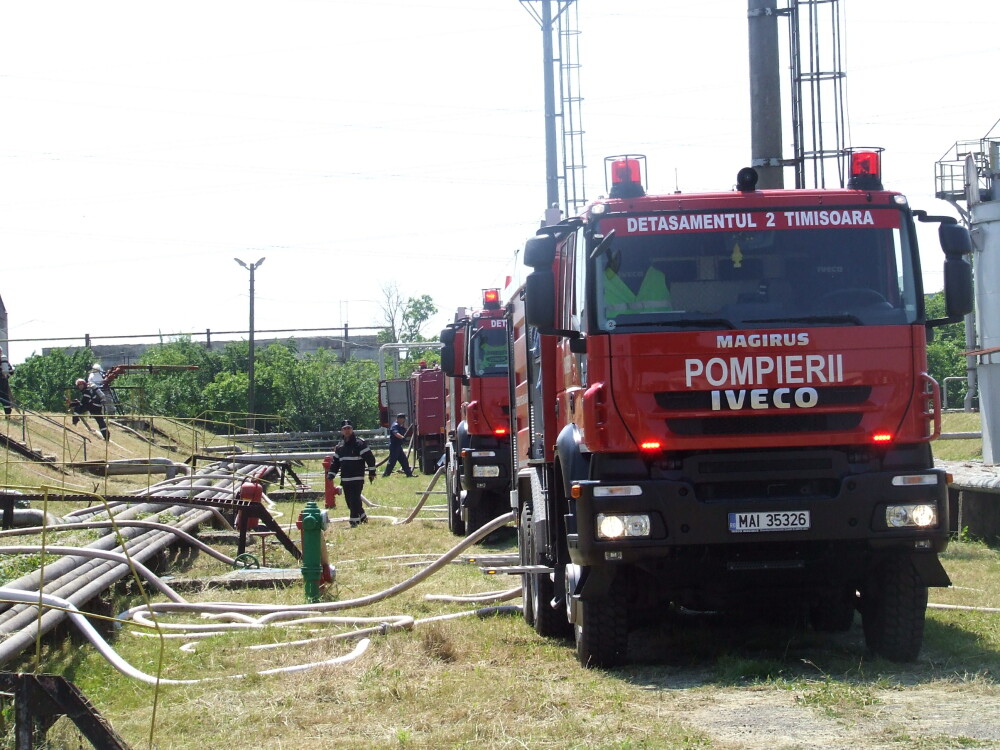 Explozie urmata de incendiu la un depozit de produse petroliere. Exercitiul desfasurat de pompierii din Timisoara. FOTO - Imaginea 2