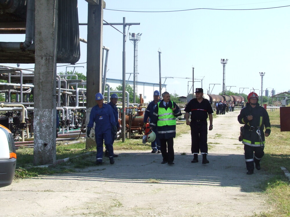 Explozie urmata de incendiu la un depozit de produse petroliere. Exercitiul desfasurat de pompierii din Timisoara. FOTO - Imaginea 3