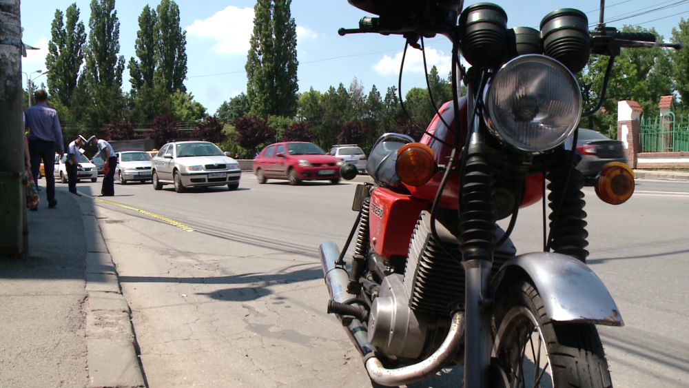 O tanara din Timisoara a ajuns la spital dupa ce a fost lovita pe trecerea de pietoni de un motociclist. FOTO - Imaginea 1