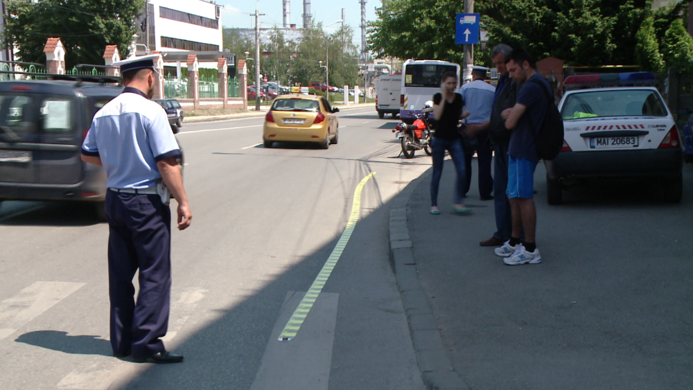 O tanara din Timisoara a ajuns la spital dupa ce a fost lovita pe trecerea de pietoni de un motociclist. FOTO - Imaginea 2