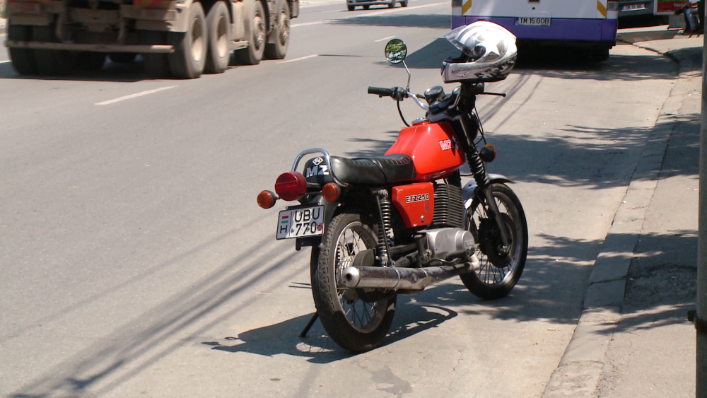 O tanara din Timisoara a ajuns la spital dupa ce a fost lovita pe trecerea de pietoni de un motociclist. FOTO - Imaginea 3