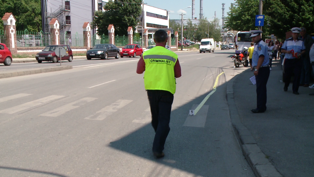 O tanara din Timisoara a ajuns la spital dupa ce a fost lovita pe trecerea de pietoni de un motociclist. FOTO - Imaginea 4