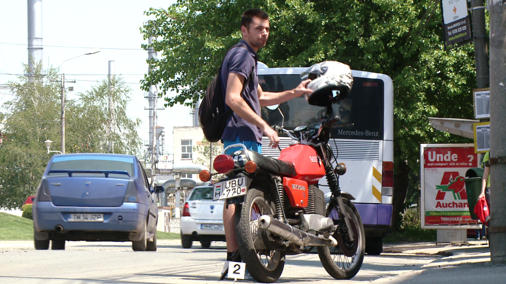 O tanara din Timisoara a ajuns la spital dupa ce a fost lovita pe trecerea de pietoni de un motociclist. FOTO - Imaginea 5