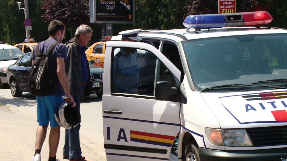 O tanara din Timisoara a ajuns la spital dupa ce a fost lovita pe trecerea de pietoni de un motociclist. FOTO - Imaginea 6