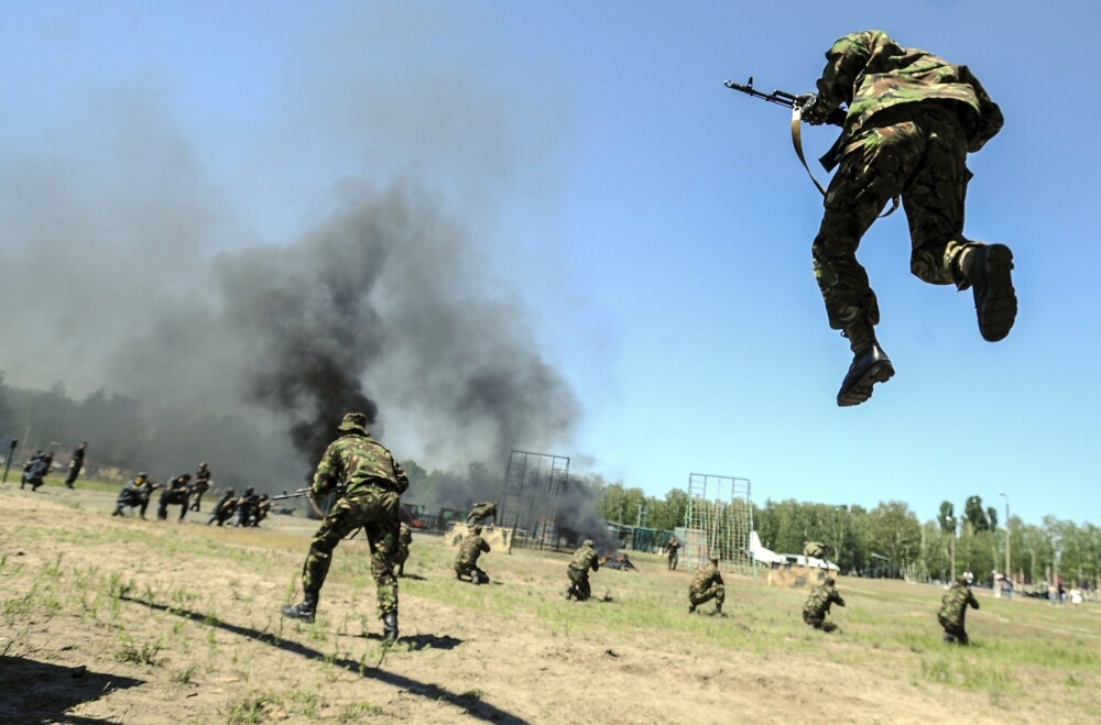 Criza in Ucraina. Insurgenti prorusi au atacat o unitate militara din orasul ucrainean Lugansk - Imaginea 3