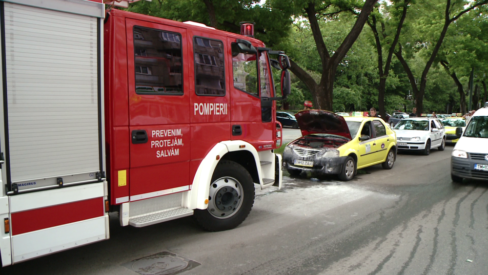 FOTO. Incendiu la motorul unui taximetru din Timisoara care stationa pe strada Gheorghe Lazar - Imaginea 1