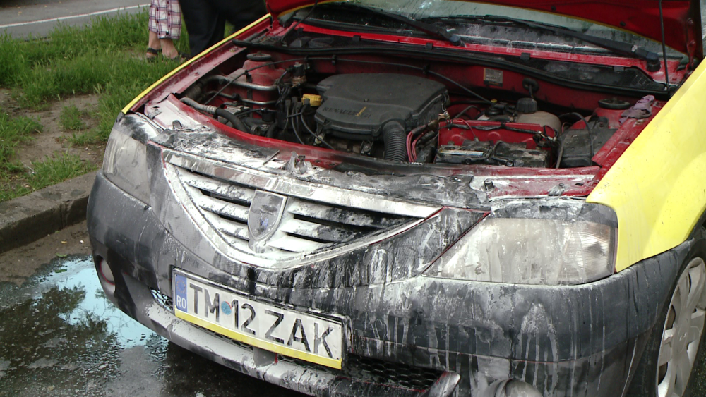 FOTO. Incendiu la motorul unui taximetru din Timisoara care stationa pe strada Gheorghe Lazar - Imaginea 2