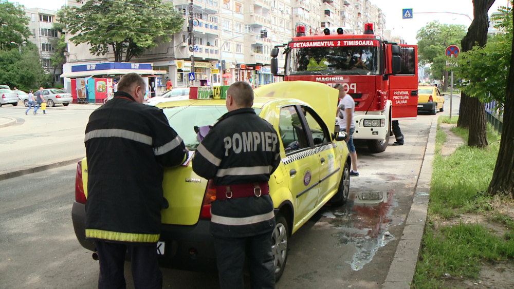 FOTO. Incendiu la motorul unui taximetru din Timisoara care stationa pe strada Gheorghe Lazar - Imaginea 6