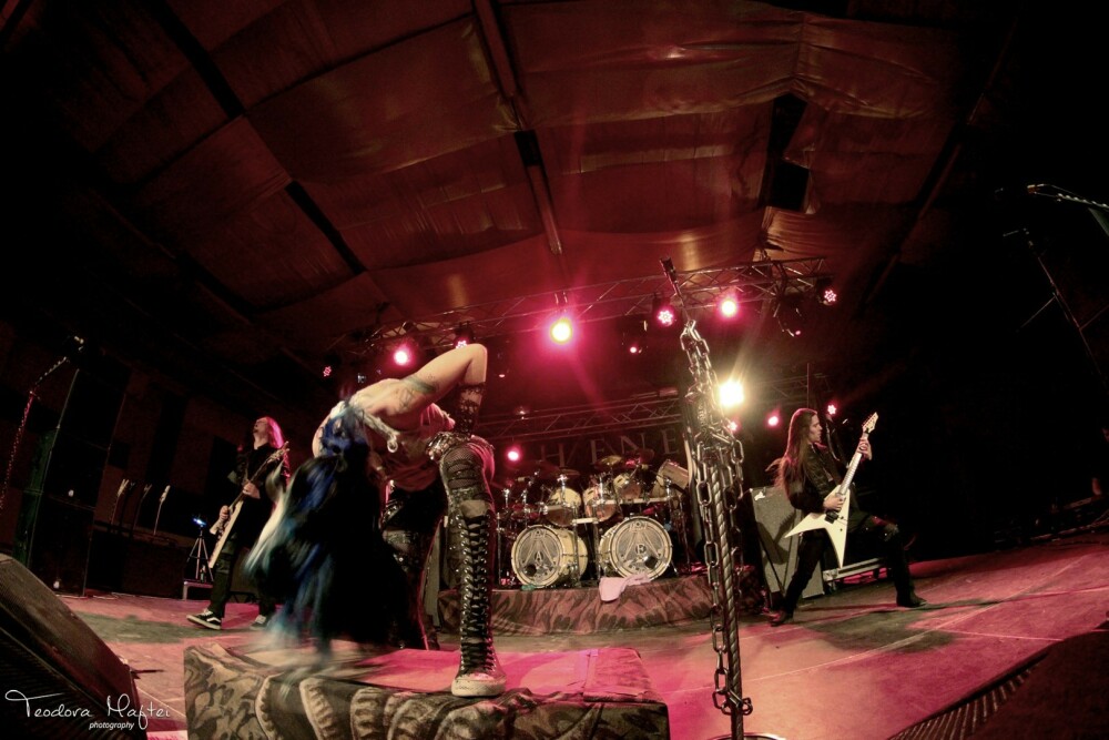 Arch Enemy, Krepuskul si Goodye To Gravity. Un concert electrizant, care a zguduit Bucurestiul. GALERIE FOTO - Imaginea 9