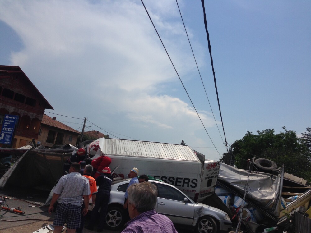 Accident teribil pe DN2, in Movilita. Un TIR a lovit 2 masini si s-a oprit intr-o terasa din localitate. VIDEO si FOTO - Imaginea 1
