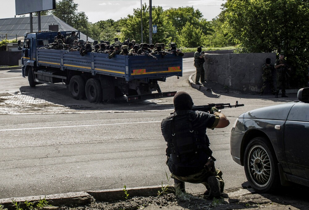 Criza in Ucraina. Insurgenti prorusi au atacat o unitate militara din orasul ucrainean Lugansk - Imaginea 6