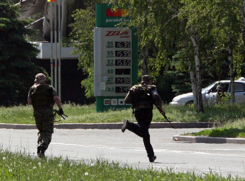 Criza in Ucraina. Insurgenti prorusi au atacat o unitate militara din orasul ucrainean Lugansk - Imaginea 7