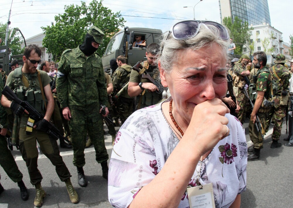 Criza in Ucraina. Insurgenti prorusi au atacat o unitate militara din orasul ucrainean Lugansk - Imaginea 8