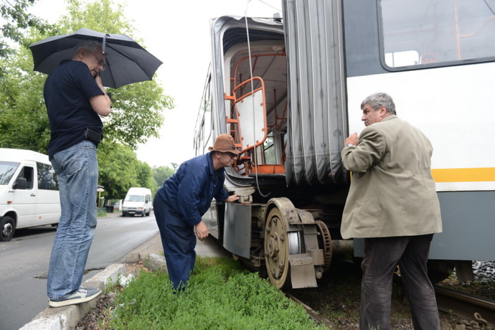 SIMULARE GRAFICA. Cum s-a rupt in doua un tramvai, in centrul Bucurestiului. Calatorii au scapat, miraculos, nevatamati - Imaginea 1