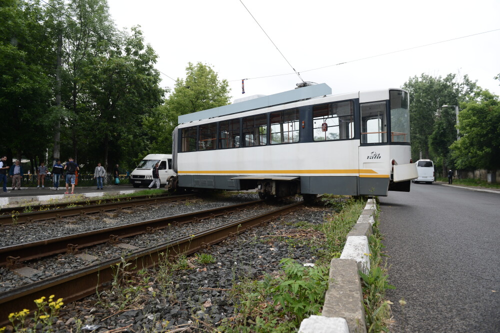 SIMULARE GRAFICA. Cum s-a rupt in doua un tramvai, in centrul Bucurestiului. Calatorii au scapat, miraculos, nevatamati - Imaginea 2