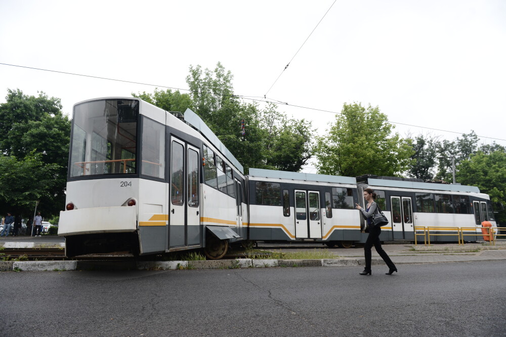 SIMULARE GRAFICA. Cum s-a rupt in doua un tramvai, in centrul Bucurestiului. Calatorii au scapat, miraculos, nevatamati - Imaginea 3