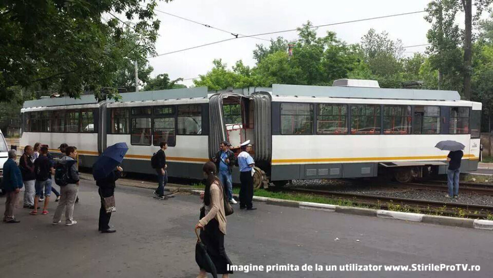 SIMULARE GRAFICA. Cum s-a rupt in doua un tramvai, in centrul Bucurestiului. Calatorii au scapat, miraculos, nevatamati - Imaginea 4