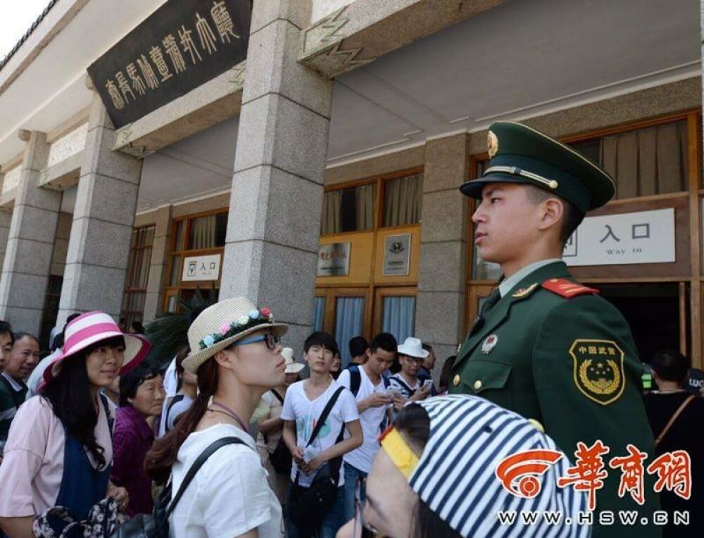 Gest surprinzator al unei turiste fata de un soldat inarmat din China: 