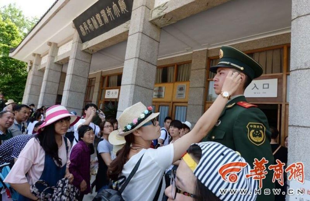 Gest surprinzator al unei turiste fata de un soldat inarmat din China: 