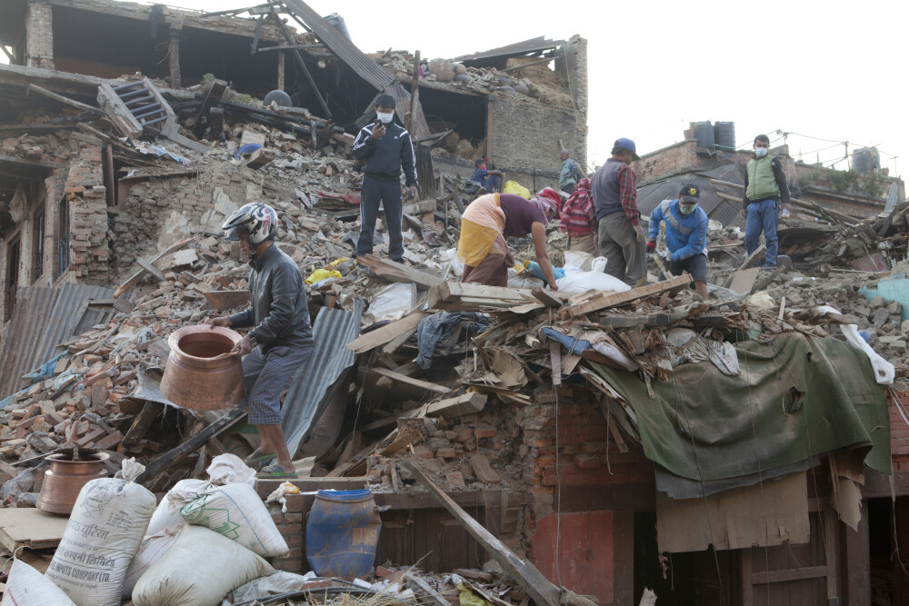 Cutremur in Nepal. Bilantul indica cel putin 66 de morti si peste 1.100 de raniti. Elicopter militar american, dat DISPARUT - Imaginea 1