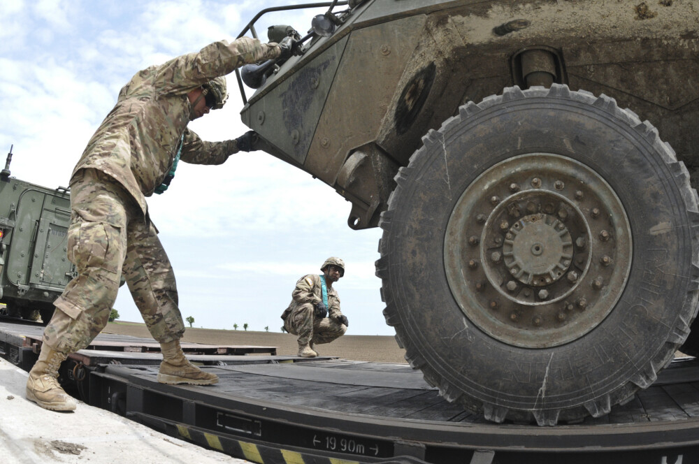 Comandamentul NATO se muta in Brasov. Primele imagini cu soldatii americani transportand echipamente catre poligonul Cincu - Imaginea 21