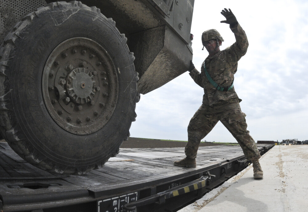 Comandamentul NATO se muta in Brasov. Primele imagini cu soldatii americani transportand echipamente catre poligonul Cincu - Imaginea 18