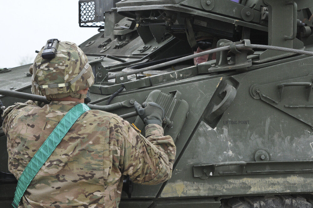 Comandamentul NATO se muta in Brasov. Primele imagini cu soldatii americani transportand echipamente catre poligonul Cincu - Imaginea 11