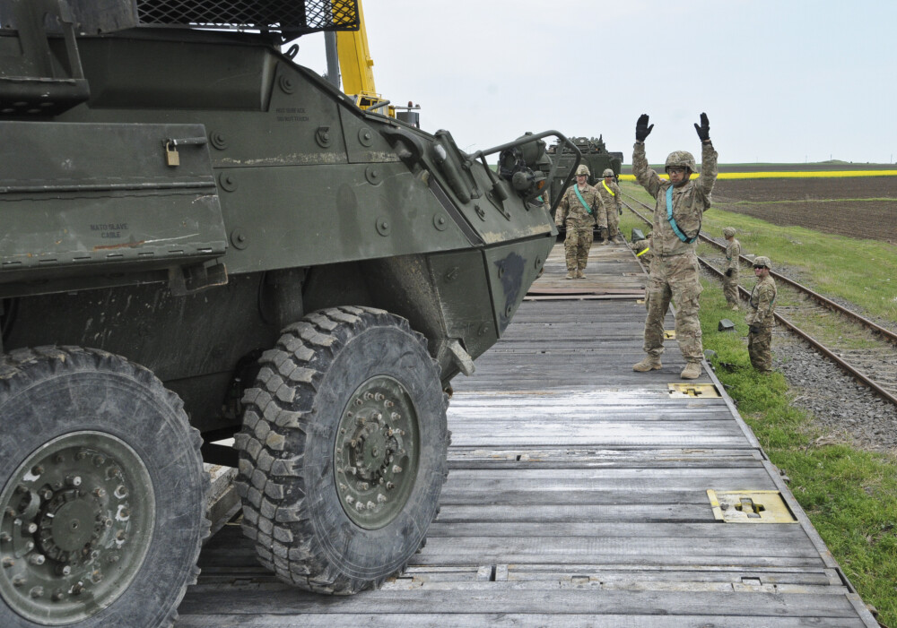 Comandamentul NATO se muta in Brasov. Primele imagini cu soldatii americani transportand echipamente catre poligonul Cincu - Imaginea 9