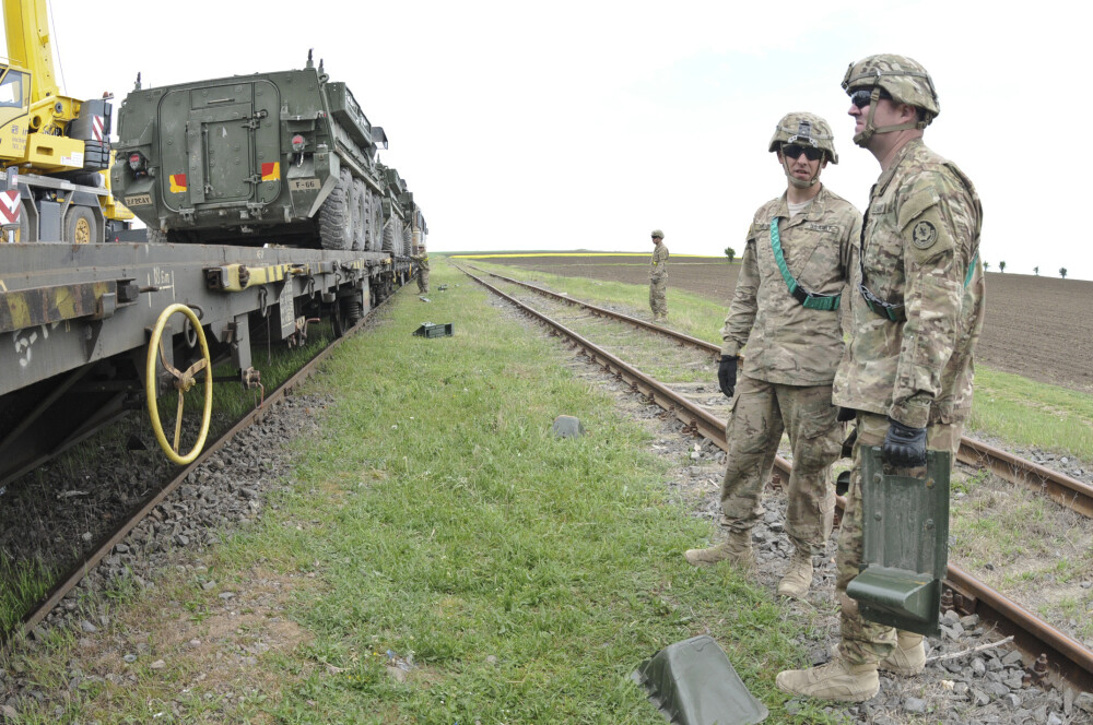 Comandamentul NATO se muta in Brasov. Primele imagini cu soldatii americani transportand echipamente catre poligonul Cincu - Imaginea 6