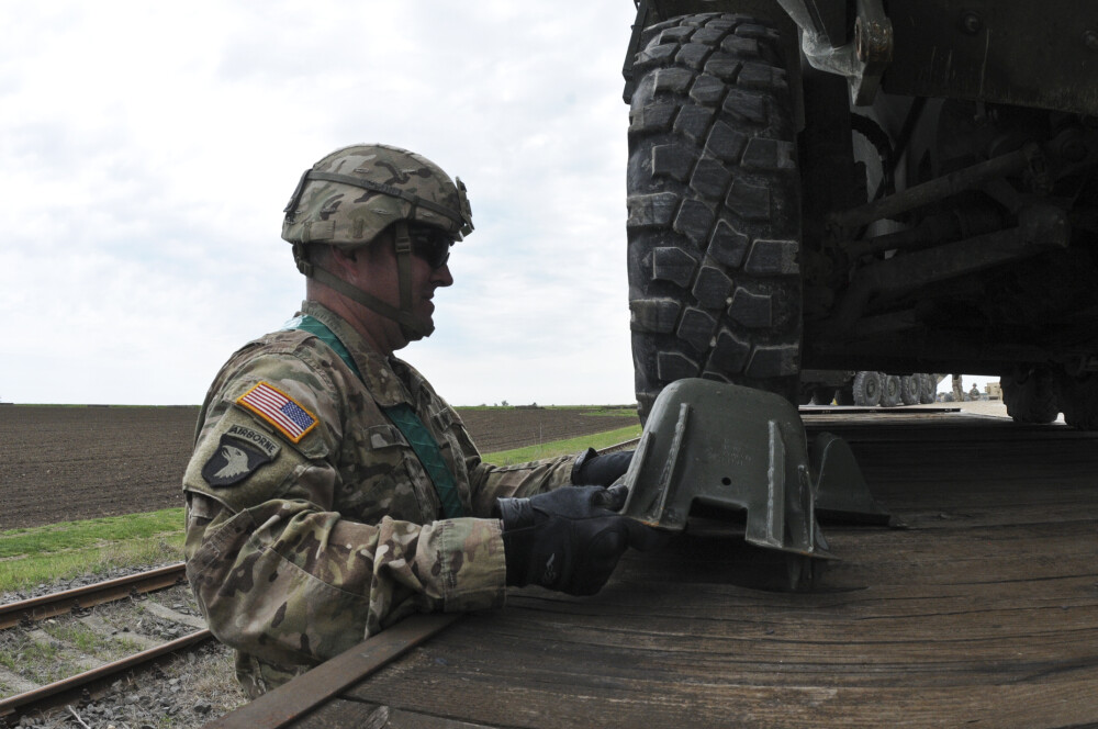 Comandamentul NATO se muta in Brasov. Primele imagini cu soldatii americani transportand echipamente catre poligonul Cincu - Imaginea 4