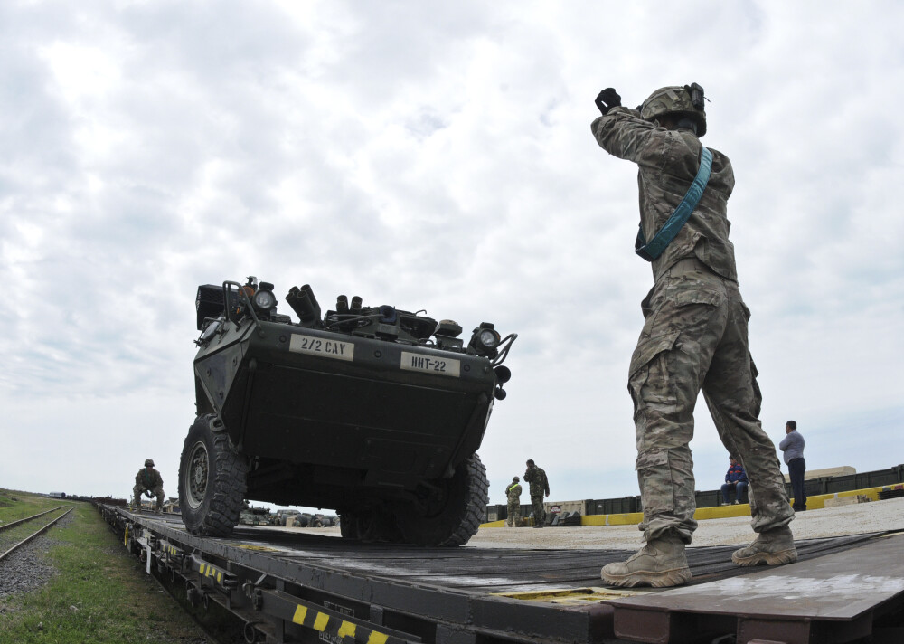 Comandamentul NATO se muta in Brasov. Primele imagini cu soldatii americani transportand echipamente catre poligonul Cincu - Imaginea 3