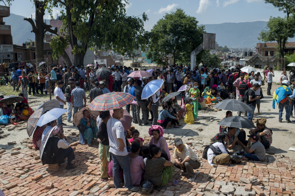 Cutremur in Nepal. Bilantul indica cel putin 66 de morti si peste 1.100 de raniti. Elicopter militar american, dat DISPARUT - Imaginea 7