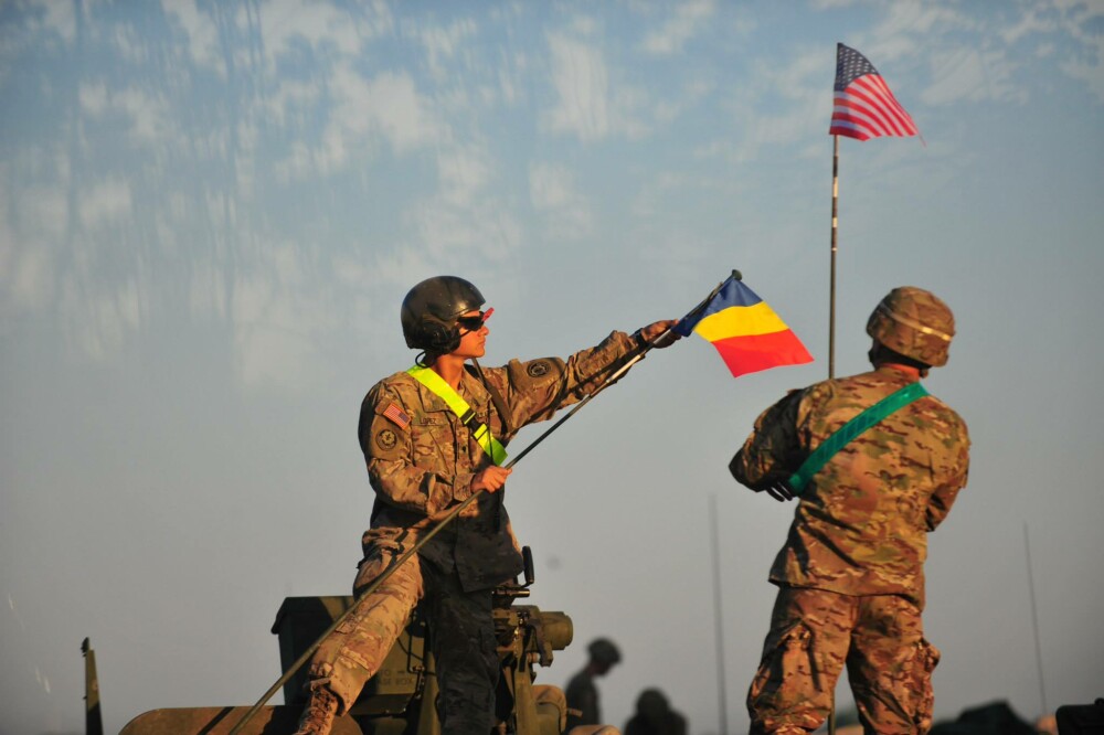 Zeci de blindate americane traverseaza Romania. GALERIE FOTO Unde trebuie sa ajunga 