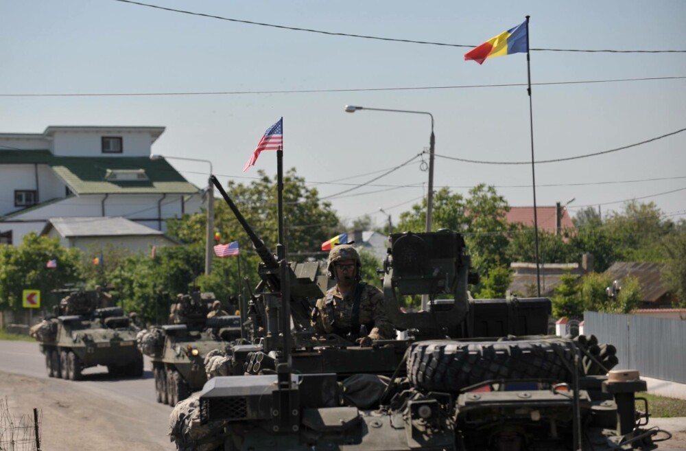 Zeci de blindate americane traverseaza Romania. GALERIE FOTO Unde trebuie sa ajunga 