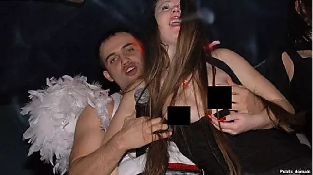 Inalti oficiali rusi, fotografiati la petreceri in pielea goala in cluburi din Crimeea. Imagini interzise minorilor - Imaginea 2