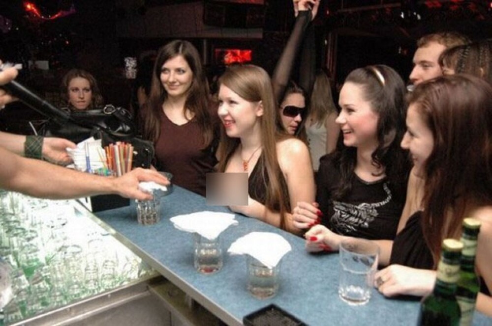 Inalti oficiali rusi, fotografiati la petreceri in pielea goala in cluburi din Crimeea. Imagini interzise minorilor - Imaginea 3