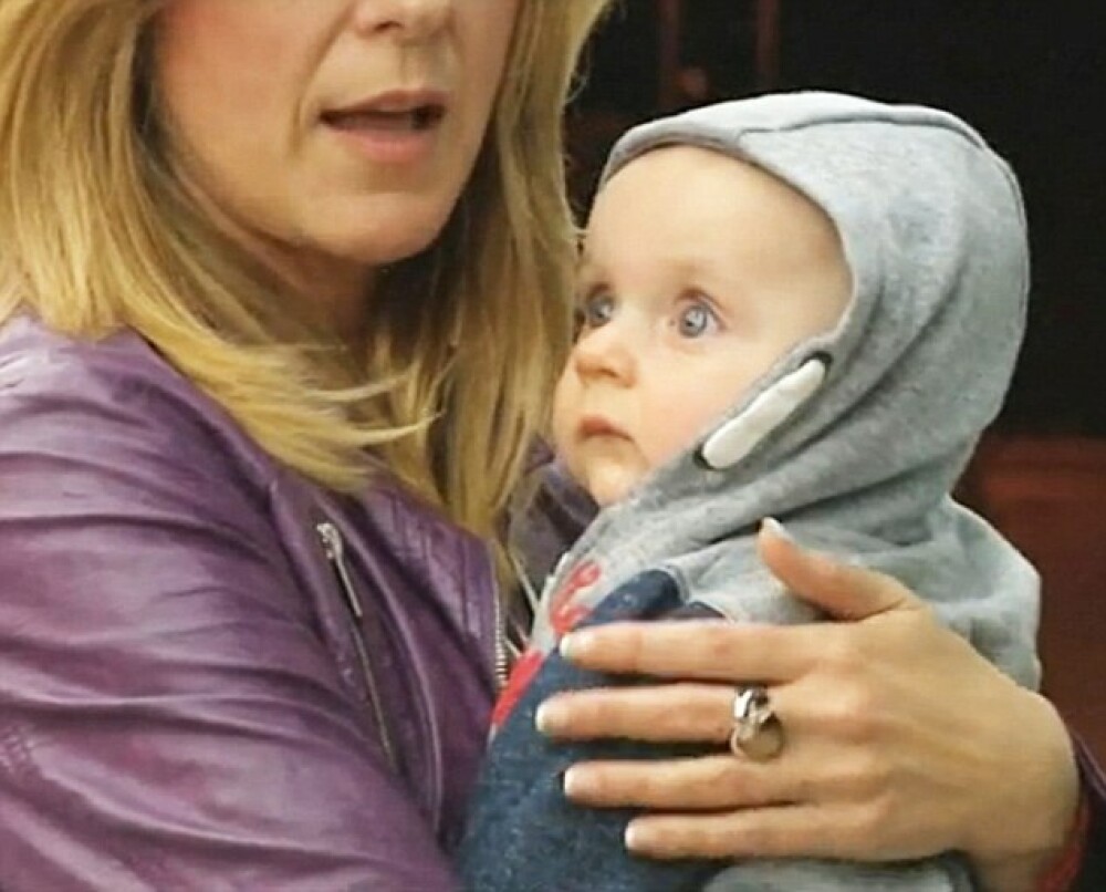 Imagini sfasietoare cu un bebelus de doar 6 luni deportat din Marea Britanie. Cum s-a ajuns in aceasta situatie - Imaginea 1