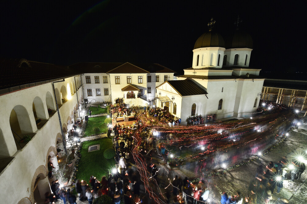 Zeci de mii de oameni au participat la slujbele de Inviere din toata tara. Mesajul de Paste al lui Klaus Iohannis: FOTO - Imaginea 11