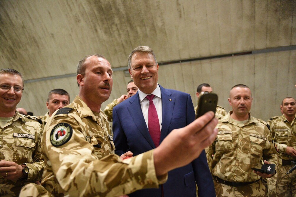 Iohannis a mers de Paste la soldatii romani din Afganistan si le-a vorbit despre Rusia. 