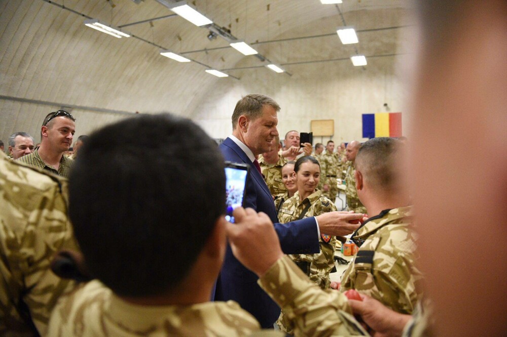 Iohannis a mers de Paste la soldatii romani din Afganistan si le-a vorbit despre Rusia. 