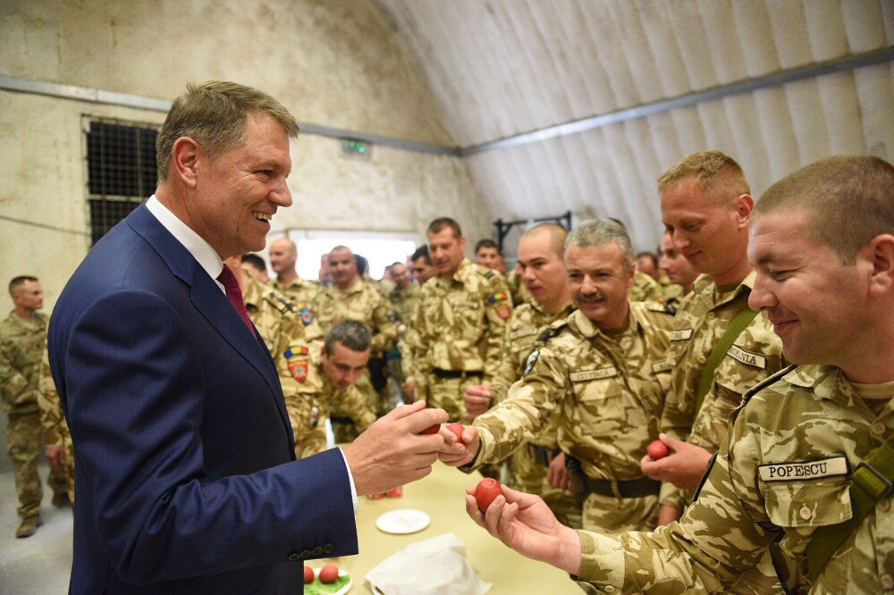 Iohannis a mers de Paste la soldatii romani din Afganistan si le-a vorbit despre Rusia. 