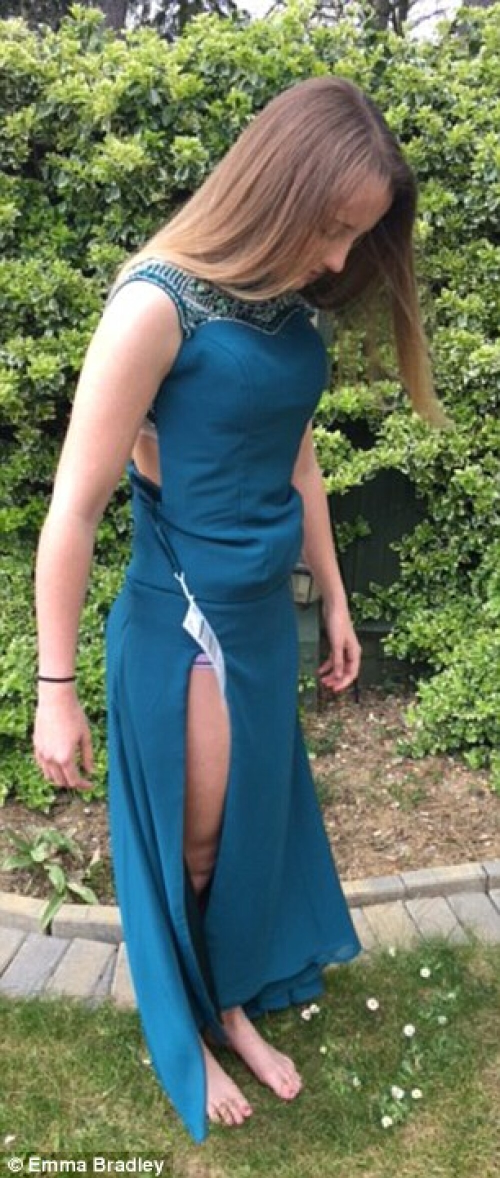A comandat online rochia pentru balul de absolvire si a avut o surpriza cand a primit-o acasa. Ce a gasit in colet. FOTO - Imaginea 4