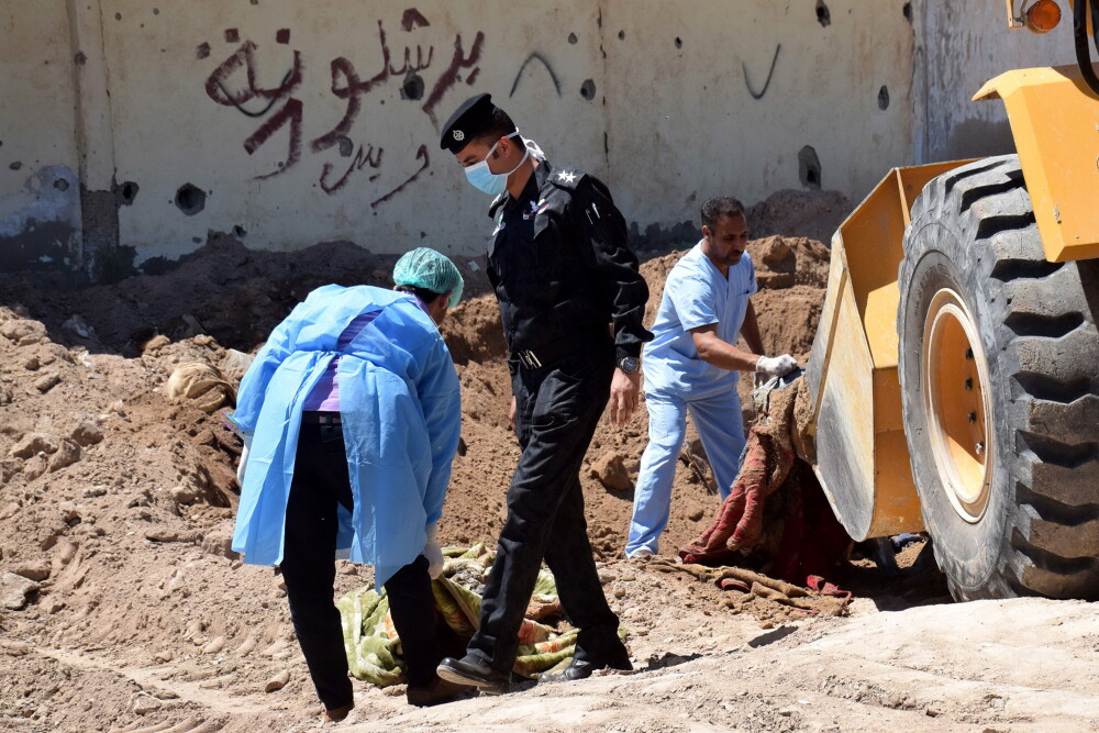 50 de gropi comune descoperite in foste teritorii controlate de ISIS, in Irak. Trei din ele, sapate pe un teren de fotbal - Imaginea 2